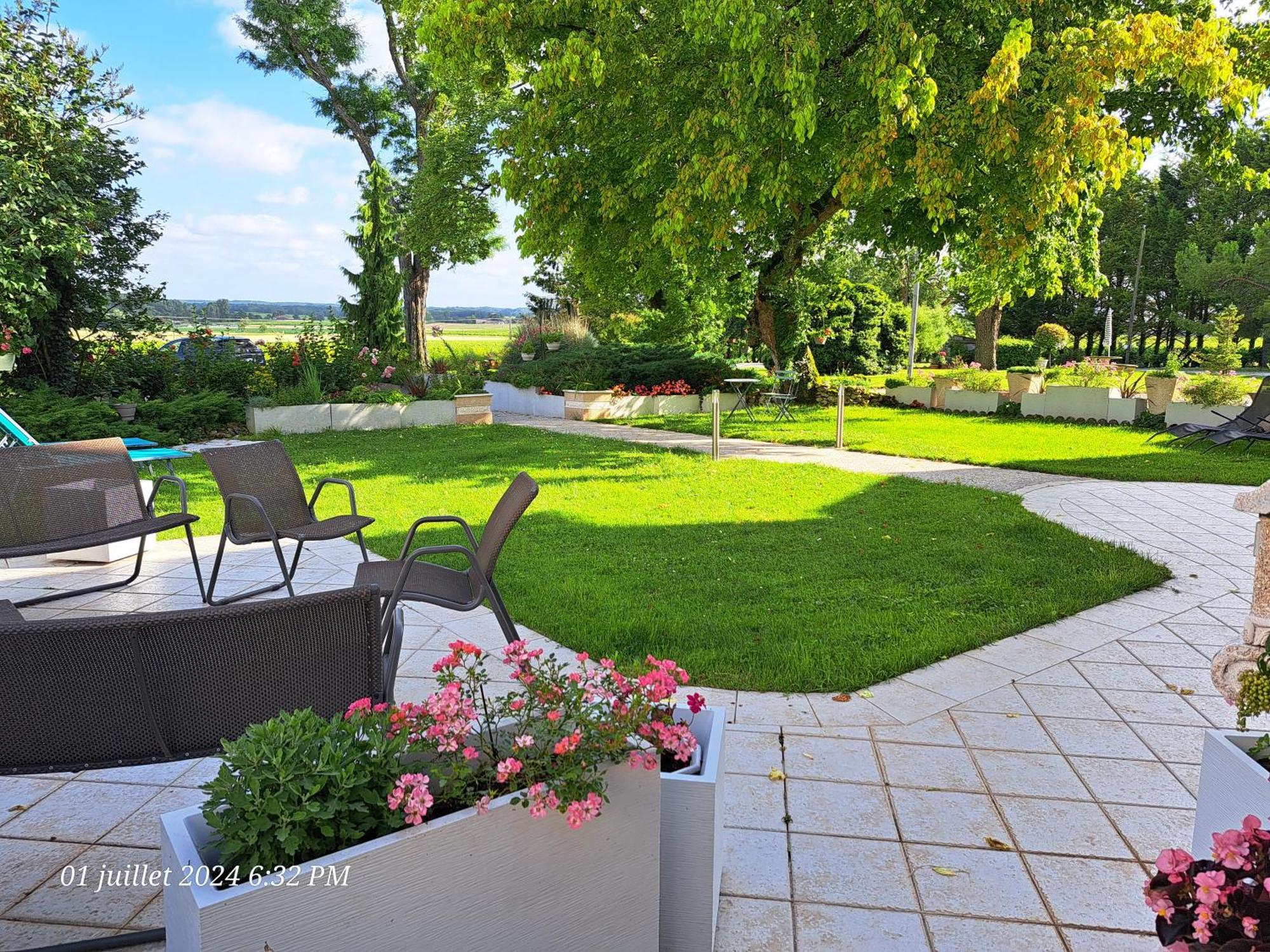 La Metairie Au Milieu Des Vignes Lejlighed Réaux Eksteriør billede